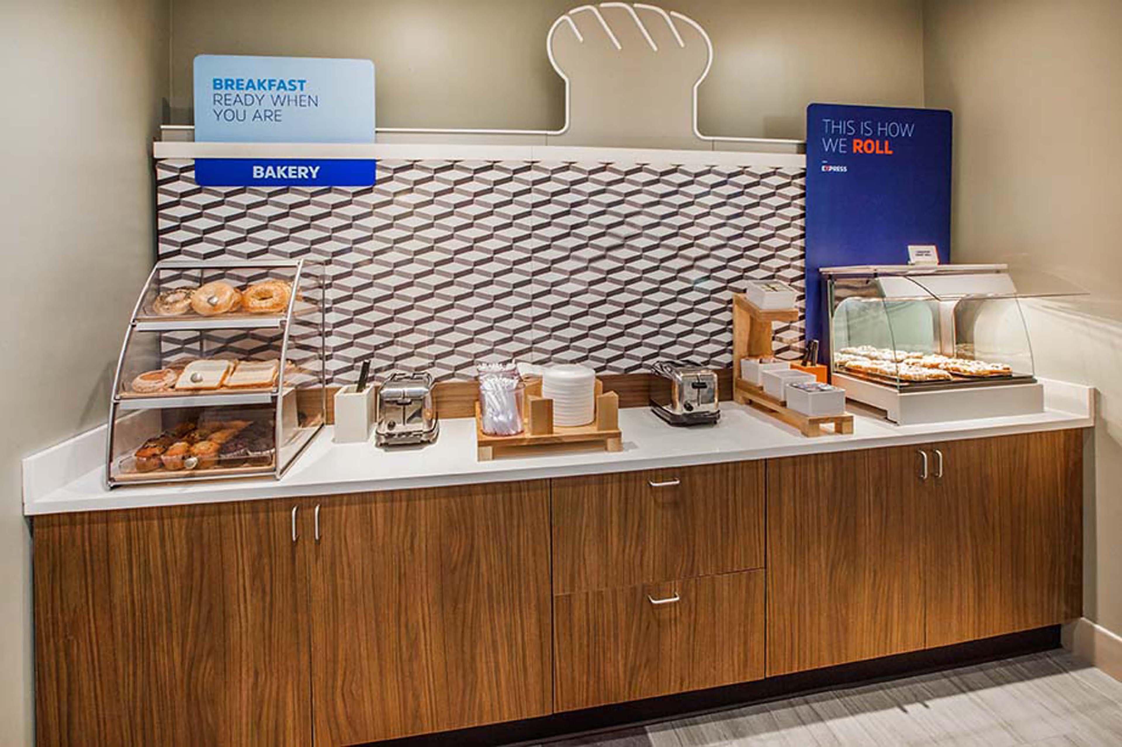 Holiday Inn Express Pratt By Ihg Exterior foto