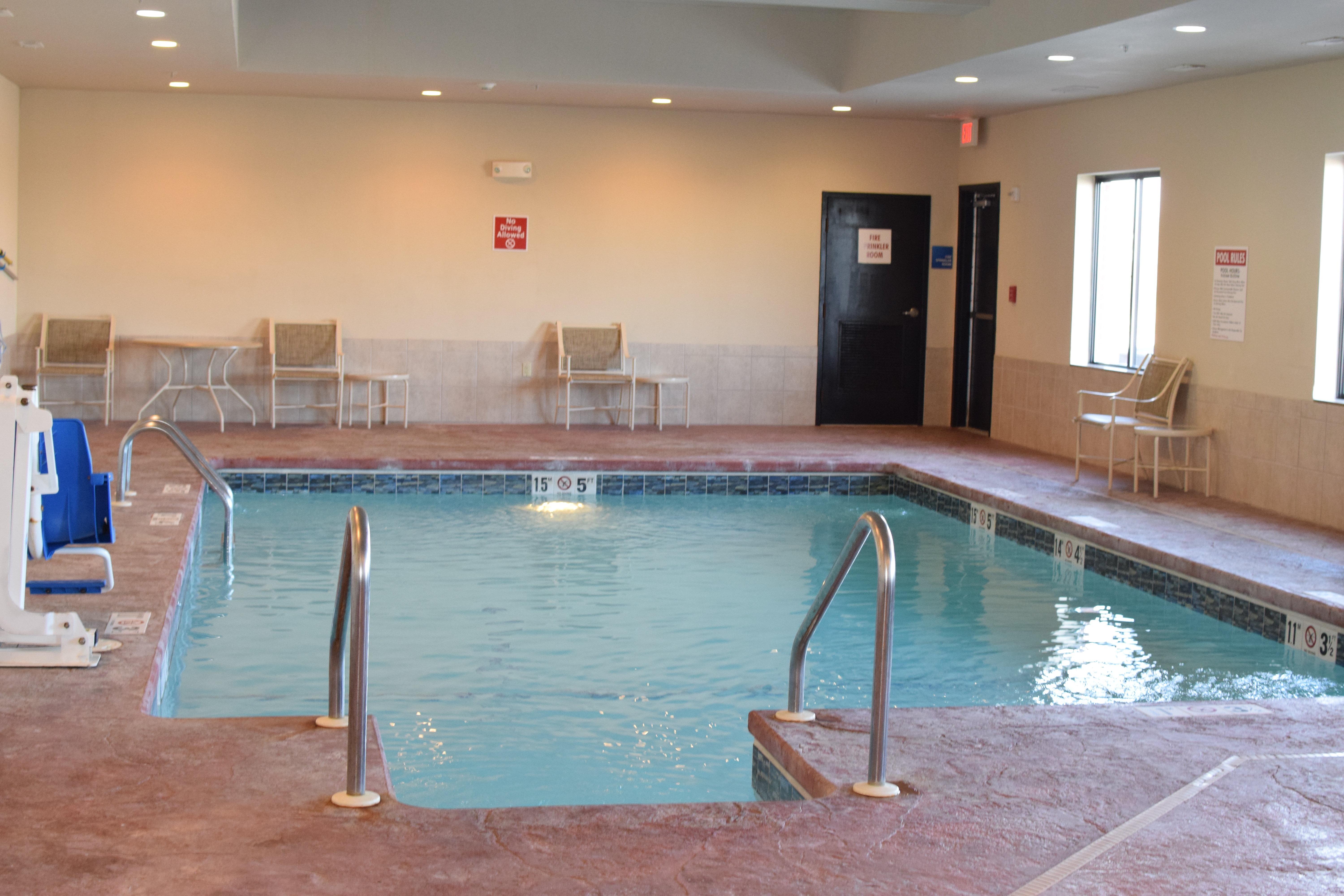 Holiday Inn Express Pratt By Ihg Exterior foto