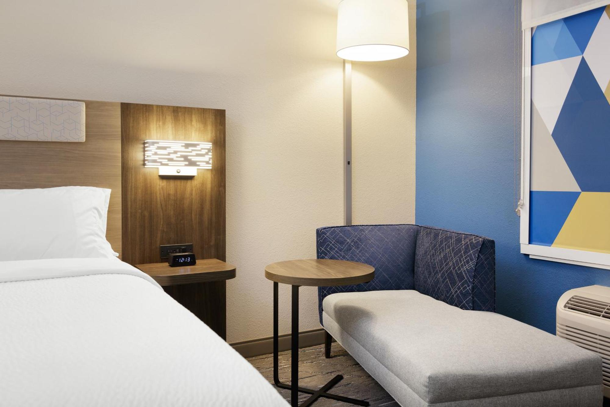 Holiday Inn Express Pratt By Ihg Exterior foto